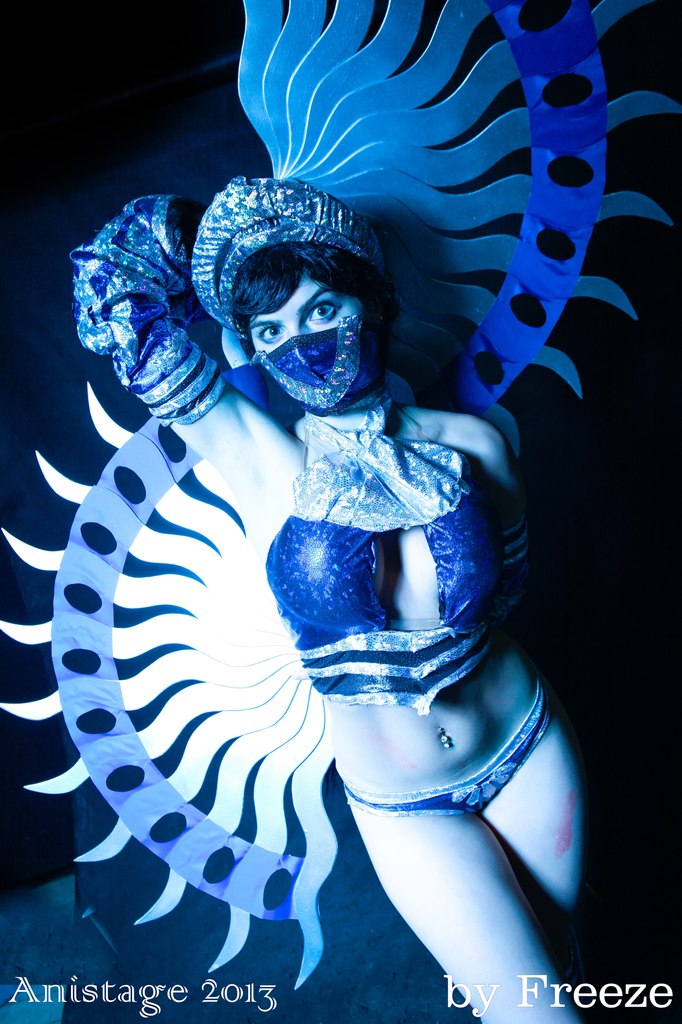 Aretasan cosplays Kitana