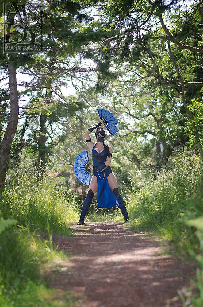 Dayna Baby Lou cosplay Kitana