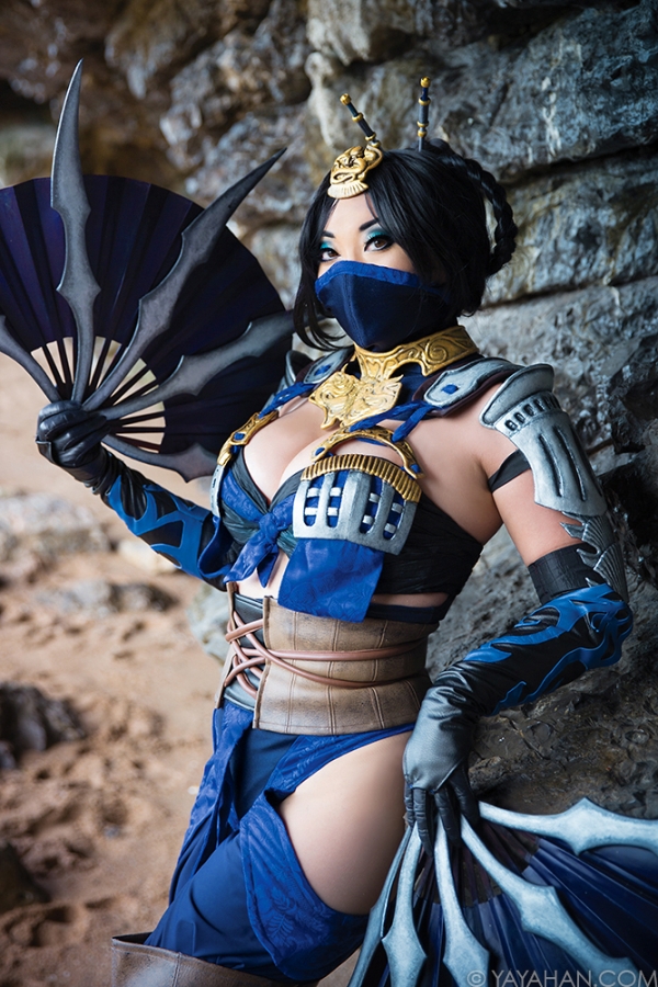 Yaya Han cosplays Kitana