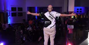 Esam posing before the audience after beating MKLeo