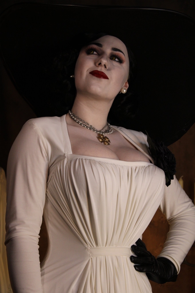 Lady Dimitrescu Kostüm Für Damen - Vampir Cosplay Kleid Mit Hut & Zubehör Set