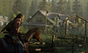 Joel, the protagonist of The Last of Us, rides a horse towards an abandoned house signposted as "Hidden Pines Corral" 