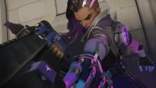Sombra's weapon works best up close, so a circle or circle crosshair reticle is good for her