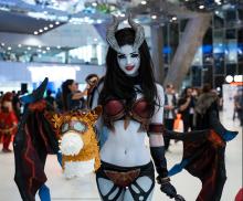 Scarily accurate cosplay of Queen of Pain.