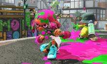 Splat Dualies taking on damage but not giving up. Supporting teammate from enemy attacks.