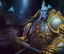 A Draenei Paladin holds his weapon and gets ready for battle