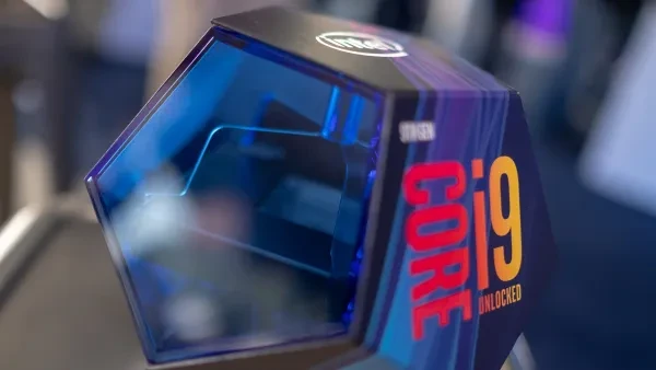 Intel i9-9900k Media Box The i9-9900k comes in a super clean 9-sided box.